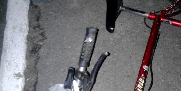 На Рівненщині п'яний велосипедист врізався в поліцейську машину